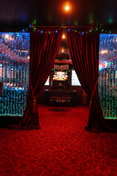 Otelde kırmızı pahalı perdeler ile şık vintage salonu. Lüks iç.