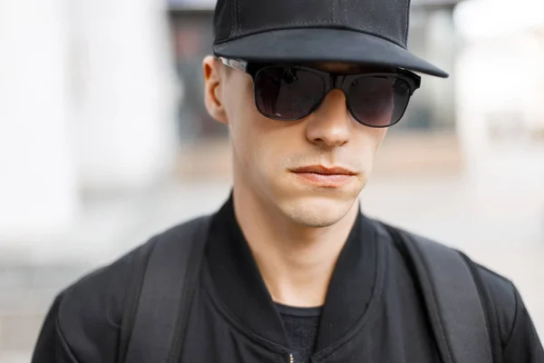 Homem Sério Elegante Jovem Hipster Gorro Preto Basquete Uma Jaqueta — Fotografia de Stock