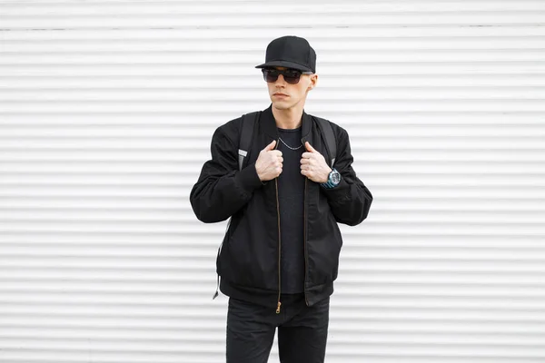 Jeune Homme Élégant Hipster Dans Chapeau Noir Lunettes Soleil Dans — Photo
