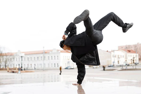 Genç Sportif Şık Erkek Dansçı Amuda Şehrin Sokak Moda Spor — Stok fotoğraf