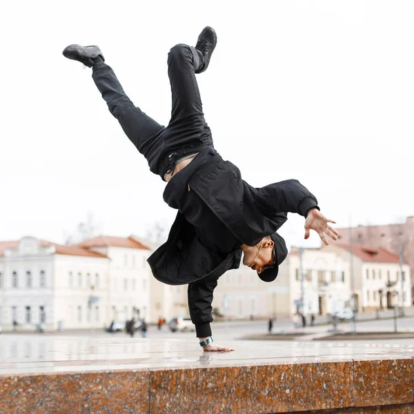 Snygg Ung Man Dansare Svarta Jeans Snygg Jacka Mössa Solglasögon — Stockfoto