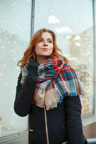 Söt Glad Ung Kvinna Elegant Vinterkappa Svarta Handskar Med Ylle — Stockfoto
