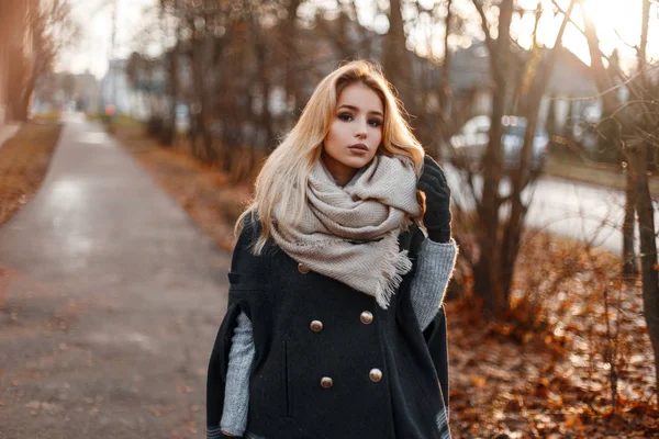 Attrayant Jeune Femme Mode Dans Élégant Vêtement Automne Chaud Est — Photo