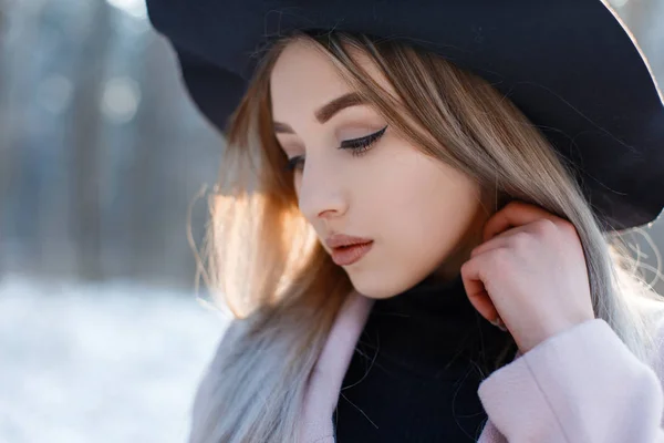 Portrait Une Jeune Femme Aux Yeux Marron Avec Des Lèvres — Photo