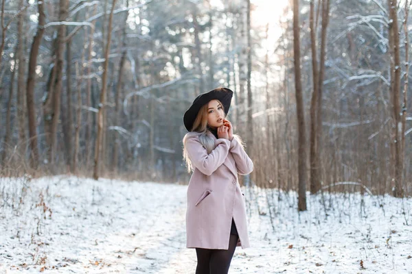 Удивительная Модная Молодая Женщина Элегантном Розовом Пальто Роскошной Шляпе Черном — стоковое фото