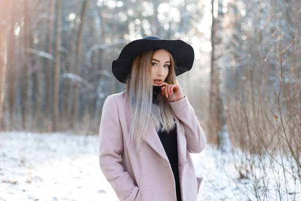 Elegante Mujer Joven Moderna Con Vestido Vintage Punto Elegante Sombrero —  Fotos de Stock