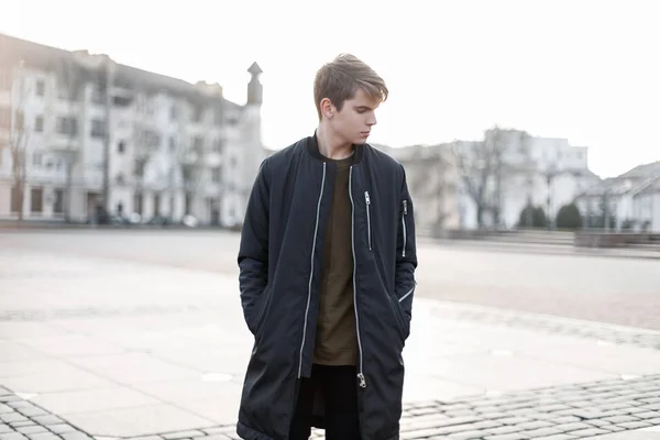 Jeune Homme Mode Avec Une Coiffure Dans Une Veste Noire — Photo