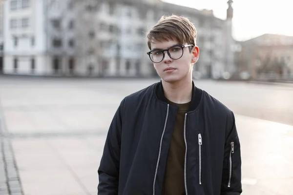 Portrait Jeune Homme Hipster Attrayant Dans Des Lunettes Avec Une — Photo