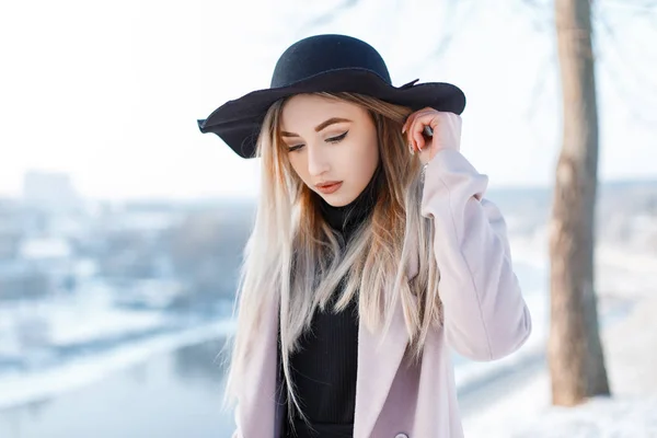 스타일 드레스에 트렌디한 코트에 빈티지 모자에 배경에 따뜻한 — 스톡 사진