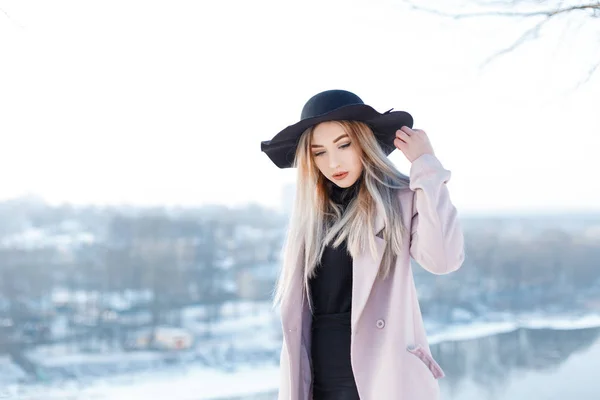 Jolie Jolie Jeune Femme Chapeau Noir Chic Dans Élégant Manteau — Photo