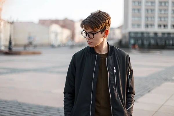 Joven Hombre Hipster Guapo Gafas Con Estilo Con Peinado Moda — Foto de Stock