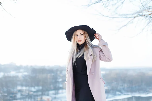 Całkiem Ładna Piękna Młoda Kobieta Blond Włosami Vintage Różowy Płaszcz — Zdjęcie stockowe