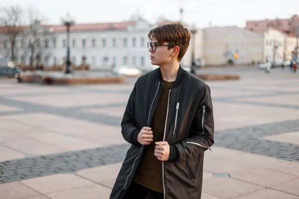 Man Van Het Modieuze Jonge Hipster Stijlvolle Glazen Met Een — Stockfoto