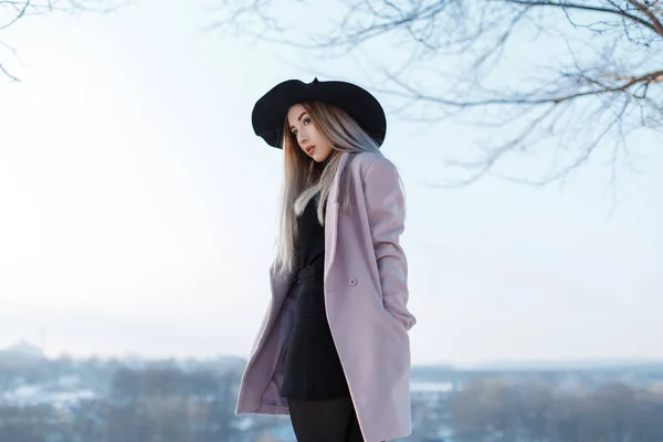 Belle Jeune Femme Mode Avec Des Cheveux Blonds Dans Chapeau — Photo