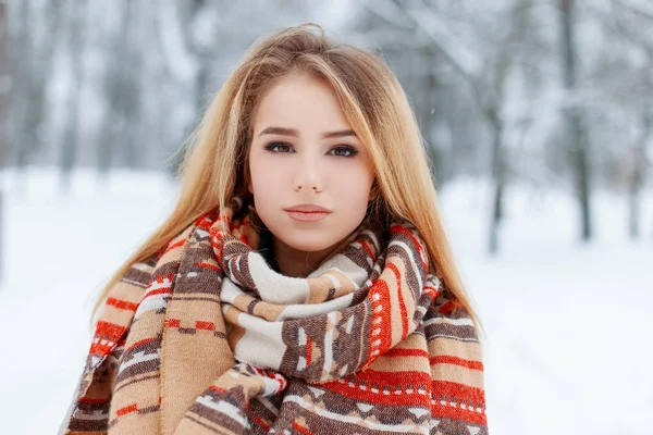 石神井公園にて毛織り物ビンテージ暖かいスカーフで長いブロンドの髪を持つ美しいメイクと黒い瞳を持つかなり若い女性の肖像画 散歩でのかわいい女の子 — ストック写真
