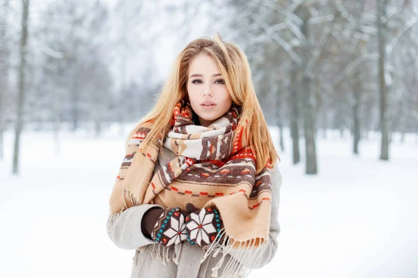 Giovane Donna Sensuale Elegante Cappotto Grigio Simpatici Guanti Maglia Con — Foto Stock