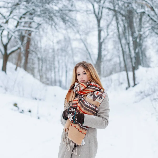 Menina Jovem Atraente Elegante Com Lenço Quente Casaco Inverno Cinza — Fotografia de Stock