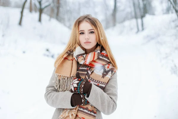 Fashionabla Modern Ung Kvinna Eleganta Varma Vinterkläder Ylle Vantar Promenader — Stockfoto