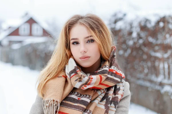 겨울의 마에서 거리에 코트에 빈티지 스카프에 입술으로 여자의 초상화 귀여운 — 스톡 사진