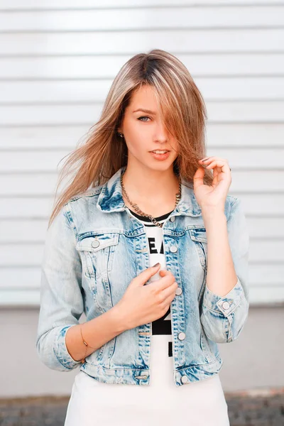 Modern Şirin Şık Genç Kadın Bir Moda Kot Ceket Bir — Stok fotoğraf