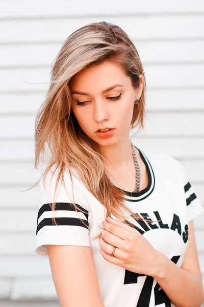 Sexy Fille Américaine Aux Cheveux Blonds Dans Shirt Blanc Mode — Photo