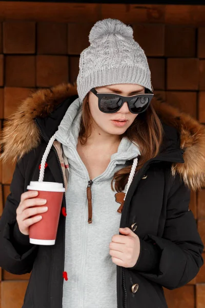 Hipster Młodych Europejskich Kobieta Czapka Szarą Bluzę Zimową Kurtkę Czarne — Zdjęcie stockowe