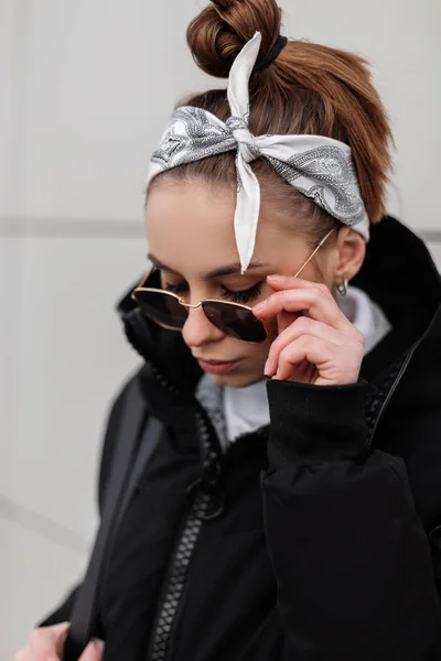 Joven Mujer Hipster Con Gafas Sol Moda Elegante Bandana Abrigo — Foto de Stock