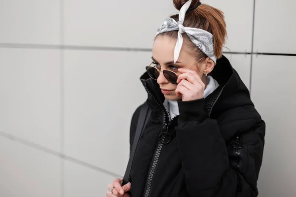 Mulher Jovem Hipster Bonita Com Penteado Elegante Com Uma Bandana — Fotografia de Stock