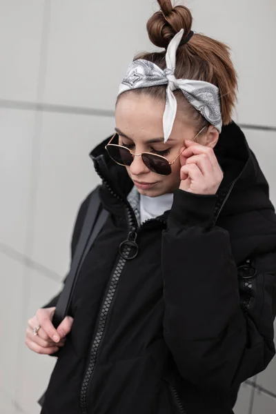 Mujer Hipster Joven Europea Con Gafas Sol Elegantes Con Bandana — Foto de Stock