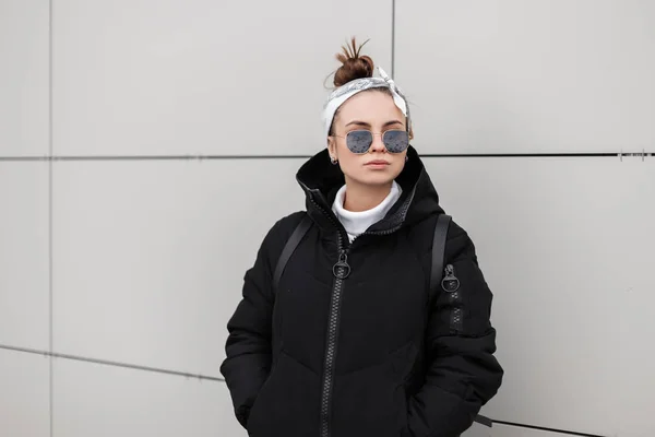 Europeiska Snygg Ung Kvinna Hipster Fashionabla Svart Kappa Med Fashionabla — Stockfoto