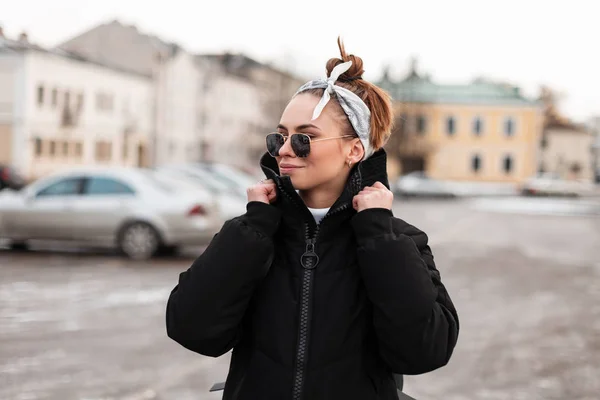 Nowoczesne Atrakcyjne Hipster Młodych Kobieta Zimie Stylowe Ubrania Hairdress Chustka — Zdjęcie stockowe