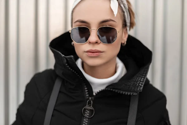 Portret Van Een Vrouw Van Modieuze Jonge Hipster Trendy Zonnebril — Stockfoto