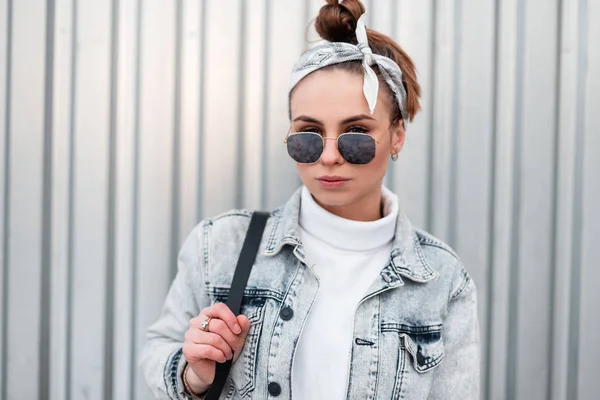 Портрет Молодого Hipster Жінка Модних Сонцезахисні Окуляри Стильний Зачіска Трикотажні — стокове фото