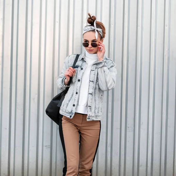 Unga Hipster Flicka Trendiga Kläder Trendig Bandana Med Snygg Frisyr — Stockfoto