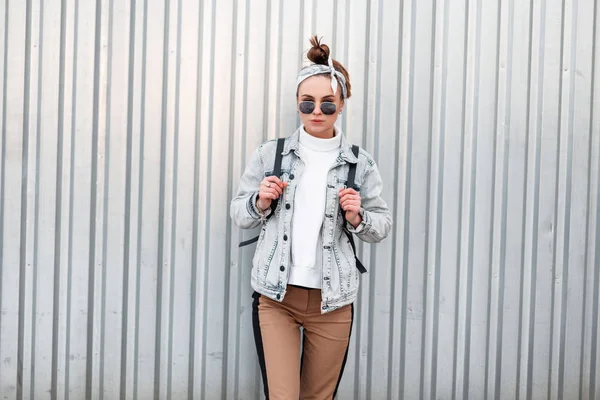 Stijlvolle Jongedame Hipster Modieuze Zomer Kleding Met Een Bandana Met — Stockfoto