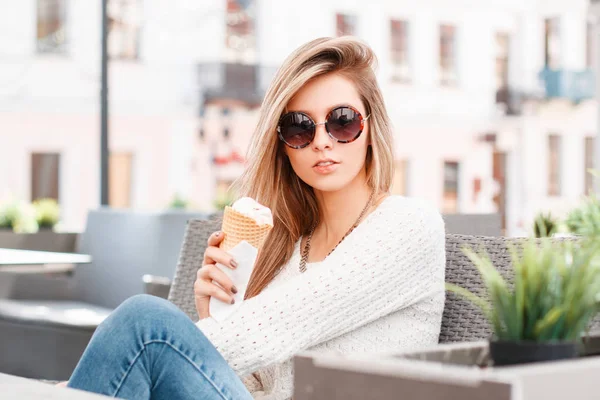 그녀의 아이스크림와 선글라스에 청바지에서 빈티지 스웨터에 매력적인 매력적인 Hipster 카페에 — 스톡 사진