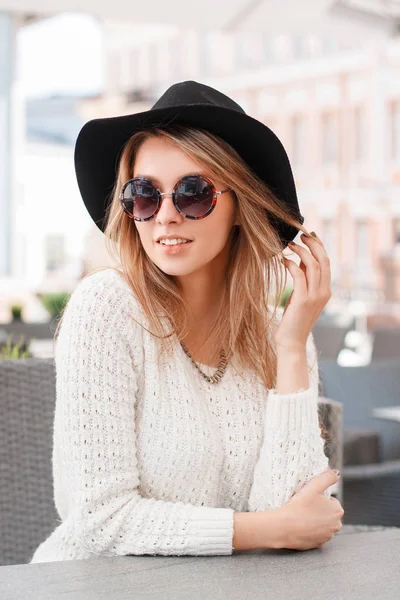 Mujer Hipster Joven Atractiva Moda Suéter Elegante Punto Gafas Sol — Foto de Stock