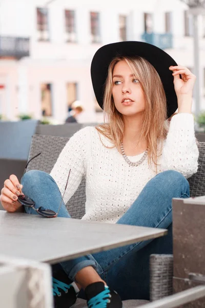 Uroczy Atrakcyjna Młoda Kobieta Vintage Biały Sweter Stylowe Dżinsy Trampki — Zdjęcie stockowe
