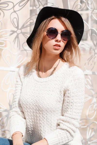 Beautiful Hipster Young Woman Fashionable Sunglasses Knitted White Sweater Blue — Stock Photo, Image