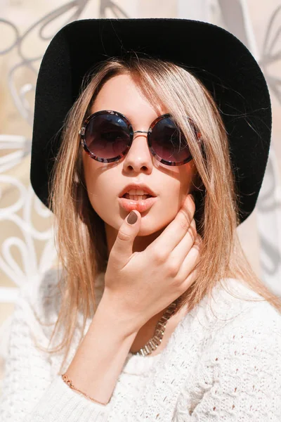 Portrait Beautiful Young Hipster Woman Stylish Black Hat Sunglasses Knitted — Stock Photo, Image