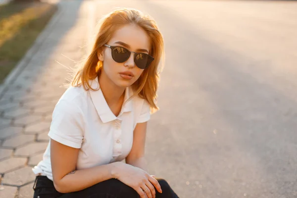 Портрет Красиві Hipster Молоду Жінку Стильний Сонцезахисні Окуляри Білий Поло — стокове фото