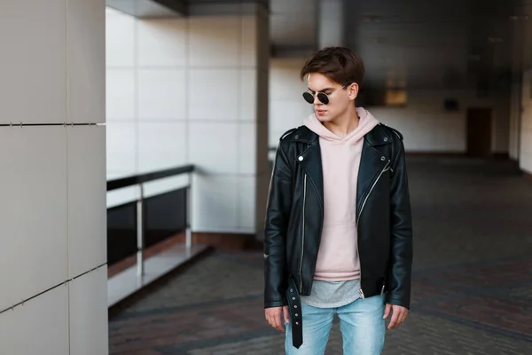 Modieuze Jonge Hipster Man Zwarte Zonnebril Stijlvol Zwart Jasje Roze — Stockfoto