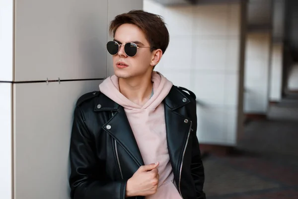 Tânăr Hipster Elegant Coafură Modă Ochelari Negri Eleganți Într Jachetă — Fotografie, imagine de stoc