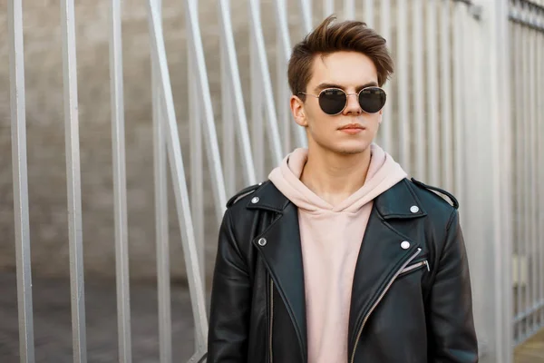 Hombre Hipster Joven Moda Con Peinado Elegante Gafas Negras Una —  Fotos de Stock