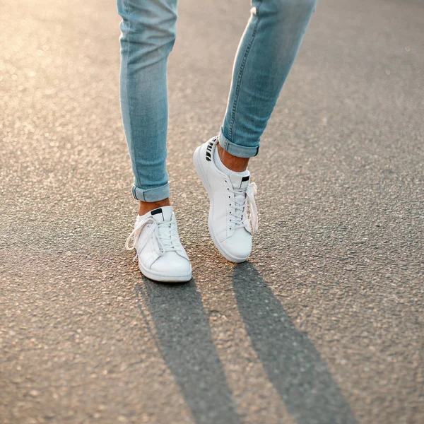 Férfi Lábak Fehér Divatos Cipők Háttérben Aszfalt Kék Stílusos Jeans — Stock Fotó
