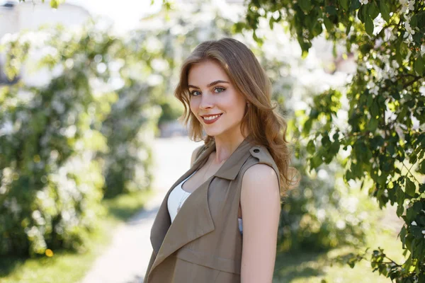 Joven Mujer Alegre Con Una Hermosa Sonrisa Chaleco Verano Moda —  Fotos de Stock