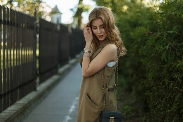 Joven Linda Mujer Encantadora Chaleco Verano Moda Una Elegante Camiseta —  Fotos de Stock