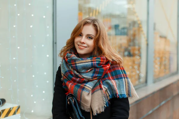 Jovem Encantadora Casaco Inverno Elegante Luvas Pretas Com Lenço Vintage — Fotografia de Stock