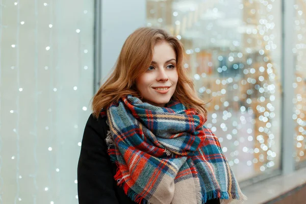 Mulher Jovem Atraente Casaco Preto Inverno Elegante Com Lenço Quente — Fotografia de Stock