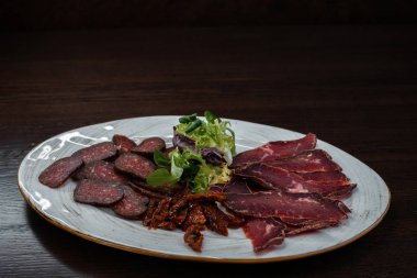 Gürcü restoranda çeşitli sarsıntılı. Çanak yeşillik ile dekore edilmiştir. Büyük snack.